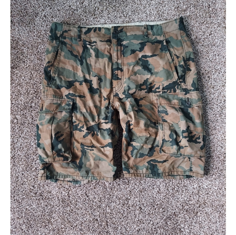 Levi's camo cargo shorts size 38